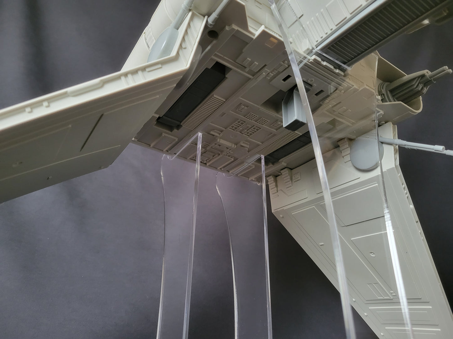 Star Wars Vintage & Modern Ship Stand - Imperial Shuttle (Kenner Saga Legacy)