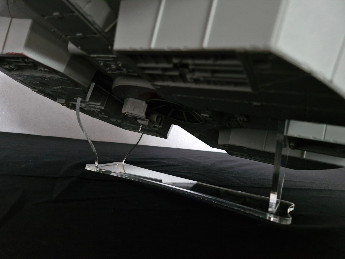 Star Wars Modern Banked Ship Stand Millennium Falcon LEGACY 2008 & Smugglers Run