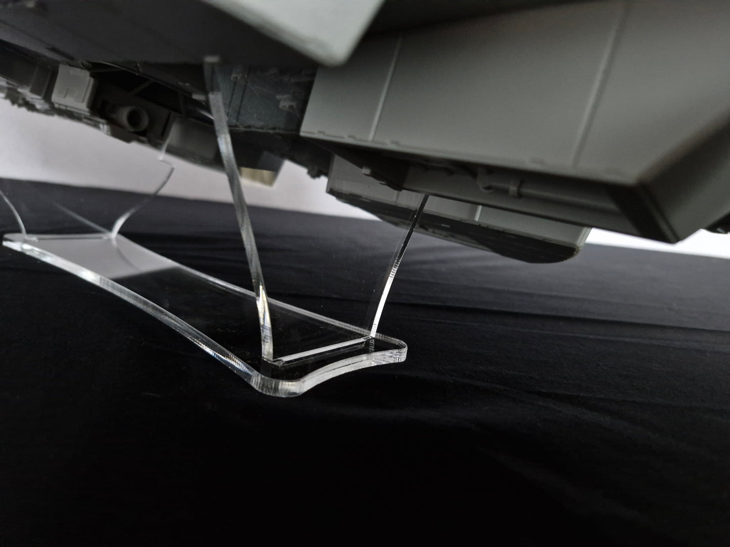 Star Wars Modern Banked Ship Stand Millennium Falcon LEGACY 2008 & Smugglers Run