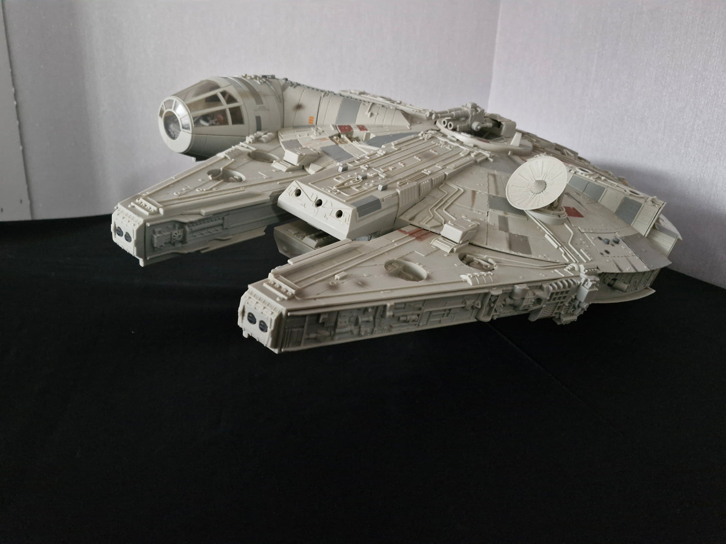 Star Wars Modern Banked Ship Stand Millennium Falcon LEGACY 2008 & Smugglers Run
