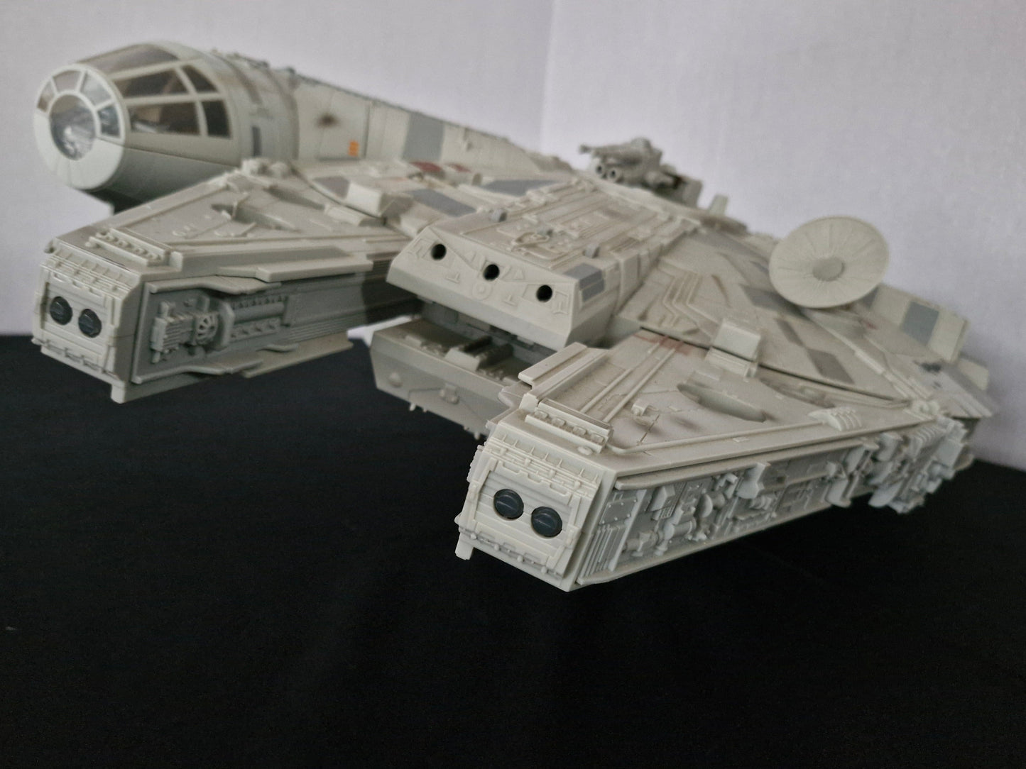 Star Wars Modern Banked Ship Stand Millennium Falcon LEGACY 2008 & Smugglers Run
